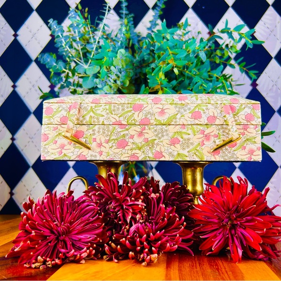 Vintage Floral Jewelry Box – Fabric Padded Vanity Organizer - Picture 15 of 17